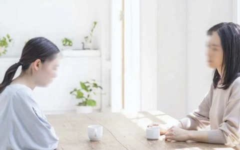 Biết tôi gặp khó khăn, em dâu đem 50 triệu đến biếu, em nhắc lại chuyện xưa khiến tôi ngỡ ngàng