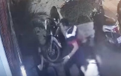 Điều tra vụ người đàn ông hành hung nữ nhân viên quán cà phê
