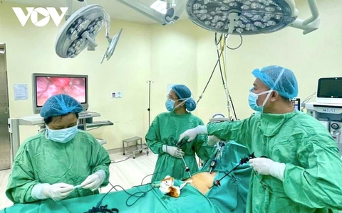 Phẫu thuật nội soi cho nữ bệnh nhân 52 tuổi bị viêm phần phụ dính khó