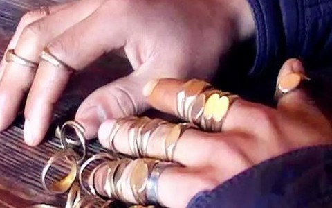 Gia đình nghèo nhất làng bỗng có nhẫn vàng đeo kín tay: Cảnh sát, chuyên gia đến làm việc, phát hiện sự thật không như mơ