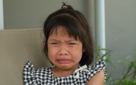 Loại “bạo lực gia đình” mới âm thầm lan rộng: Trẻ bị tổn thương nặng nề nhưng cha mẹ vẫn hớn hở, tự hào tưởng mình biết dạy con