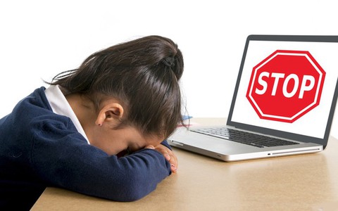 Phải làm gì khi phát hiện con đang bị quấy rối qua mạng?