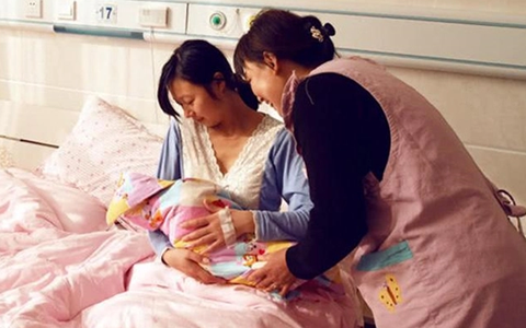 Được mẹ chồng chăm ở cữ mà tôi hoảng loạn, nhất là khi thấy bà ôm cháu lảo đảo muốn ngã