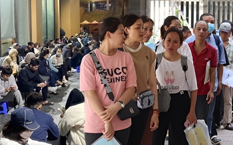 Loạt ảnh phụ huynh thức trắng đêm xếp hàng, giành giật mua hồ sơ đầu cấp cho con bị đào lại: Năm nay sẽ không còn xảy ra!