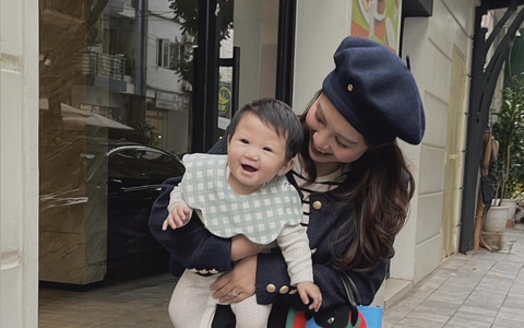 Trong khi hội mẹ bỉm showbiz quay cuồng "nuôi con bằng sữa mẹ" thì hot mom này khẳng định "mẹ không có sữa vẫn ổn"