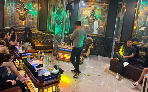 Hà Nội: Quán KTV Luxury cho khách "xào ke", "bay lắc"