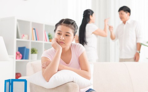 Học sinh bị sốc trước áp lực gia đình: Làm gì để chữa lành?