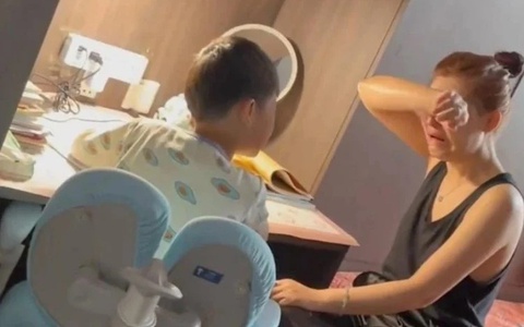Phụ huynh Trung Quốc áp lực vì dạy con học đến mức đau tim, đột quỵ