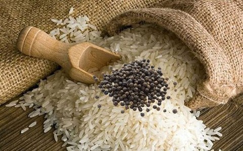 Cho một nắm hạt tiêu vào thùng gạo có công dụng gì?