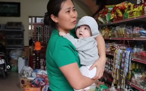 Hai vợ chồng bí mật đưa con về thăm quê để xem phản ứng của bà nội, cái kết khiến nhiều người bật khóc