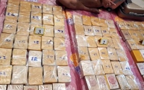 Kiểm tra căn hộ của hai người nước ngoài, phát hiện 184 bánh heroin