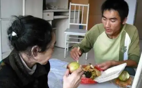 Bố mất, mẹ tâm thần, chàng trai này vẫn chưa từng suy sụp: Cuộc sống 30 năm sau xứng đáng là "tấm gương truyền kỳ"