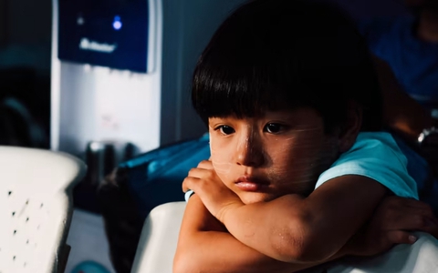 4 tác hại khôn lường của kiểu cha mẹ "trực thăng": Đừng yêu con sai cách