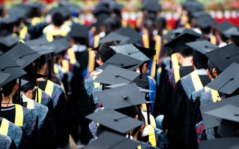 Bằng cấp càng cao, càng dễ... thất nghiệp