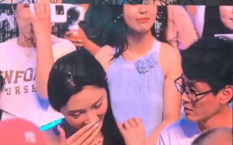 Ồn ào hot girl đu concert có đôi nhưng lên sóng lại bảo đi một mình, anh người yêu ngồi cạnh "xịt keo" cứng ngắc