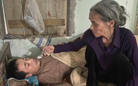 Con trai phát bệnh, con dâu ôm cháu nội bỏ đi, mẹ già đơn thân bất lực cầu cứu