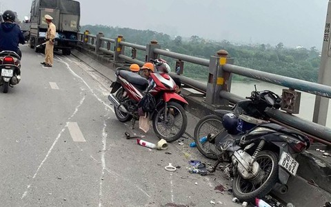 Xe tải lao vào dải phân cách cầu Thanh Trì, hai người đi xe máy gặp họa
