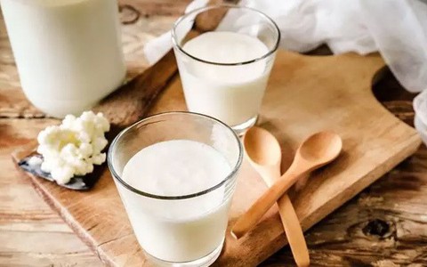 Những người này uống sữa vào buổi sáng như 'uống thuốc độc', nên tránh tuyệt đối