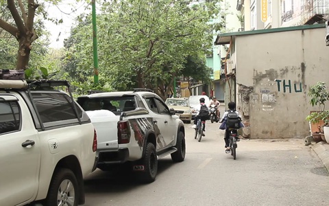 Hai ngôi nhà nằm giữa đường, chiếm hết vỉa hè ở Hà Nội