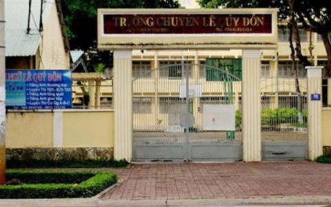 Vụ giáo viên trường chuyên bị "tố" quấy rối nữ sinh: Tạm dừng công việc thầy giáo