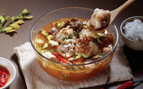 Ngày hè nóng nực mà đãi cả nhà món canh gà kiểu Thái chua chua cay cay thì ngon đúng bài