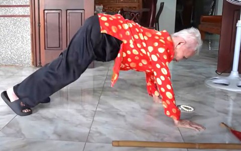 Cụ bà 102 tuổi vẫn "hít đất" hằng ngày, đi xe máy hàng chục cây số