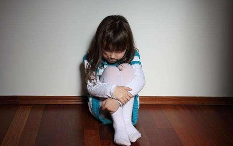 Trẻ mắc lỗi có nên bị phạt nhốt trong phòng tối để chúng tự hối lỗi?