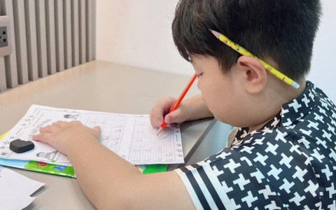 Cho con học trường tư xịn, thuê cả gia sư, vợ cũ Việt Anh vẫn... "trầm cảm" vì con trai học kém, làm bài kiểm tra nộp giấy trắng