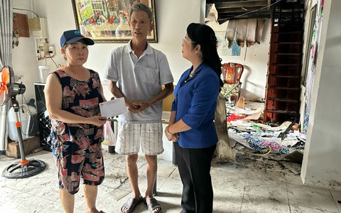 Hỗ trợ người dân bị ảnh hưởng trong vụ cháy ven kênh Tàu Hủ
