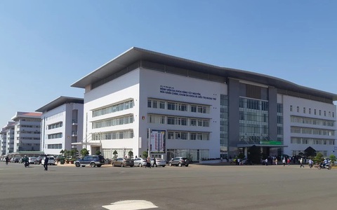 Nghịch tử 2 tay 2 dao chém mẹ tới tấp: Nhiều vết thương khó bình phục