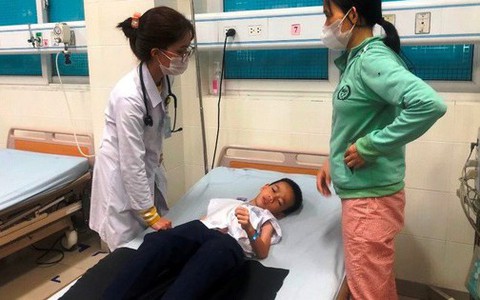 Gây ngộ độc 23 người, cơ sở bánh mì que bị phạt 90 triệu đồng