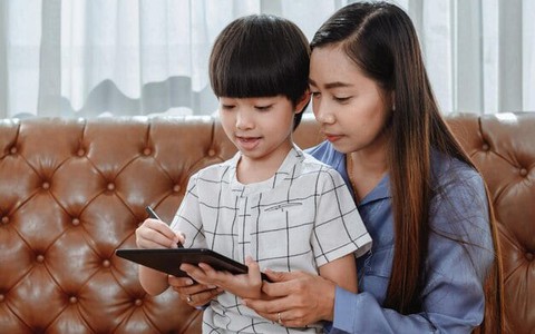 Bà mẹ xin tư vấn nên cho con học trường công hay tư, nhìn sang thu nhập mà "hú hồn": Bao nhiêu người cả đời "với" không tới