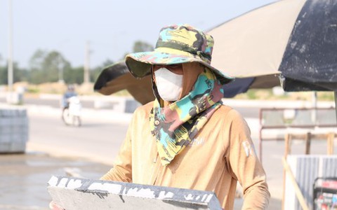 Công nhân phơi mình mưu sinh dưới cái nắng bỏng rát 40 độ C