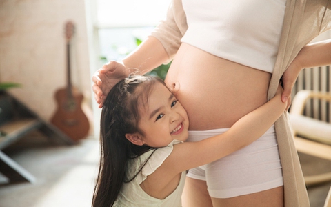 "Mẹ ơi, em bé đến từ đâu": Phải trả lời như thế nào để 2 bên không rơi vào cảnh xấu hổ?