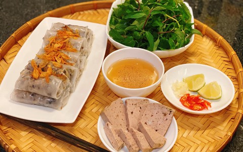 Theo trend làm bánh cuốn siêu tốc, bằng vỏ bánh tráng