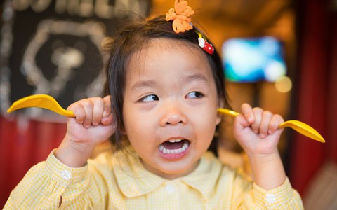 Cha mẹ phải làm gì nếu con tùy tiện nhận xét ngoại hình của ai đó ở nơi công cộng?
