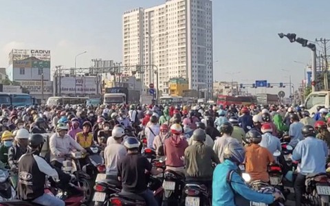 CLIP: Giao thông hỗn loạn trên đường Mỹ Phước - Tân Vạn