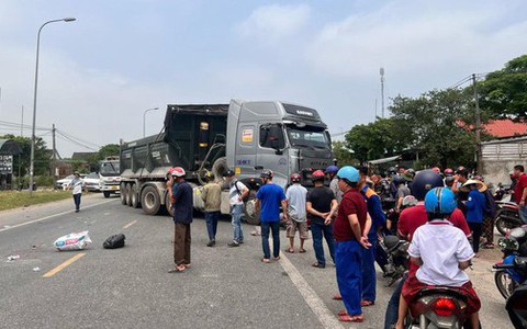 Xe máy va chạm xe đầu kéo, nữ giáo viên và 1 người đàn ông tử vong