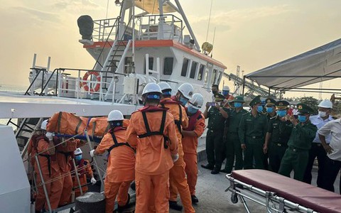 Vụ chìm sà lan ở Quảng Ngãi: Nghi ngờ có 9 người gặp nạn