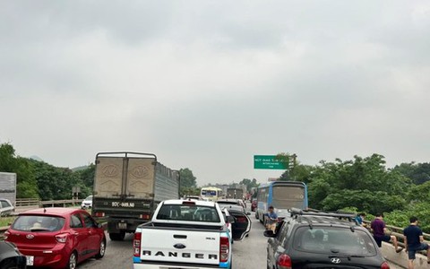 Cao tốc tắc kéo dài, người dân bỏ xe xuống đường đứng