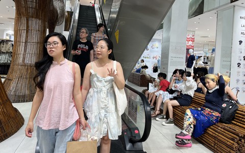 Nắng nóng rát mặt, người dân TPHCM đổ xô đến trung tâm thương mại