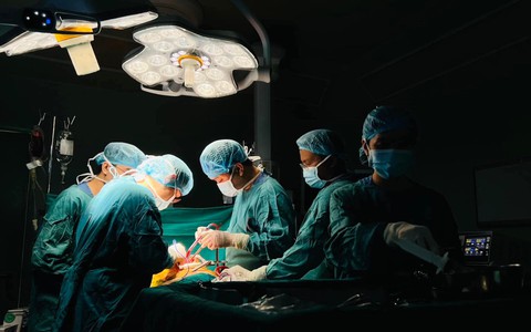 Cô gái hồi sinh từ quả thận của mẹ và 4 giờ căng thẳng trong phòng phẫu thuật