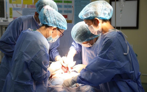 Người phụ nữ ở Bạc Liêu bỗng đau bụng dữ dội, phẫu thuật lấy ra được một thứ nặng đến 900 gram
