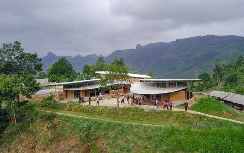 "Lịm tim" với ngôi trường giữa núi rừng Hà Giang: Vừa đẹp, vừa thơ mộng, nhìn xa như một cây nấm khổng lồ