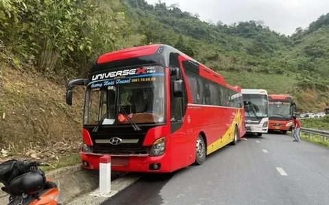 Tai nạn liên hoàn giữa 3 xe ô tô khách, 1 người tử vong