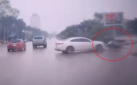 Tài xế ô tô tông 2 mẹ con đi xe máy rồi bỏ chạy