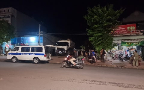 Bé trai 2 tuổi tử vong dưới bánh xe, nghi do cha ruột lùi xe cán trúng
