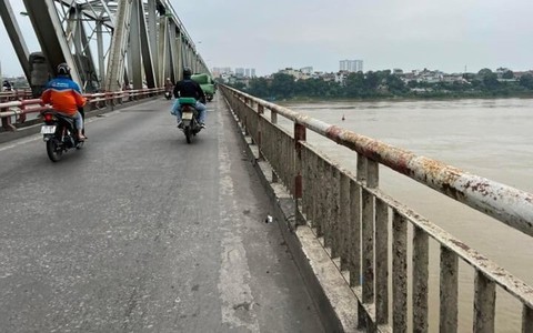 CSGT Hà Nội kịp thời ngăn người phụ nữ định nhảy cầu tự tử