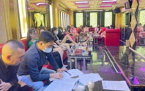 Phát hiện nhà hàng có 2 nữ tiếp viên mặc "xuyên thấu" ngồi phục vụ khách