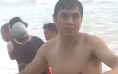 Người đàn ông lao mình xuống biển cứu người